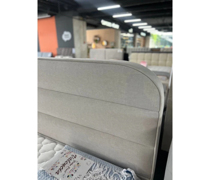 Двуспальная кровать с высоким мягким изголовьем и горизонтальной прошивкой