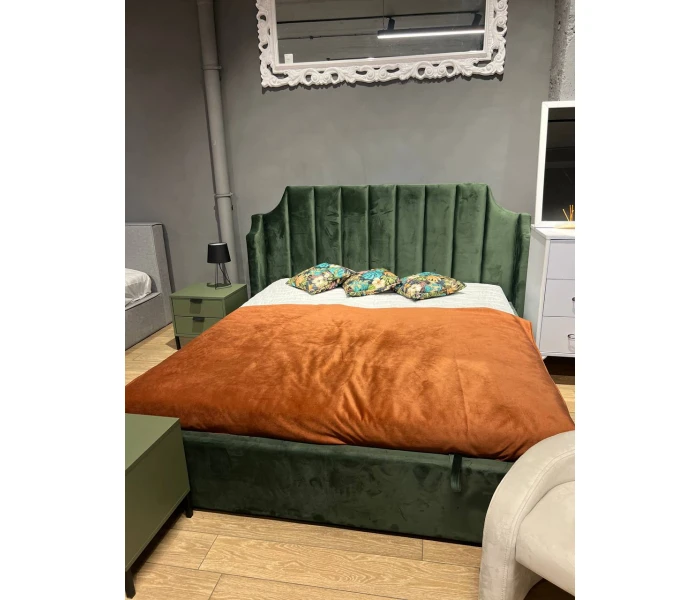 Ліжко двоспальне м'яке з вертикальною прошивкою та високим фігурним узголів'ям