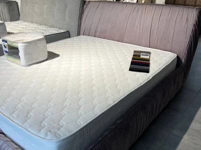 Двоспальне ліжко кольору попеляста троянда з вертикальним м'яким драпіруванням