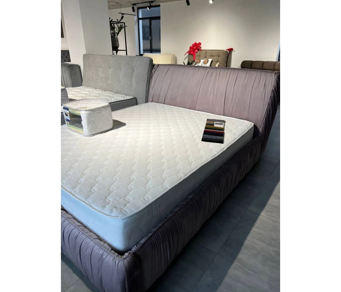 Двуспальная кровать цвета пепельная роза с вертикальной мягкой драпировкой