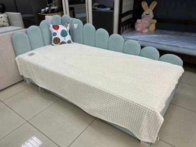 Дитяче ліжко-диван з фігурною спинкою