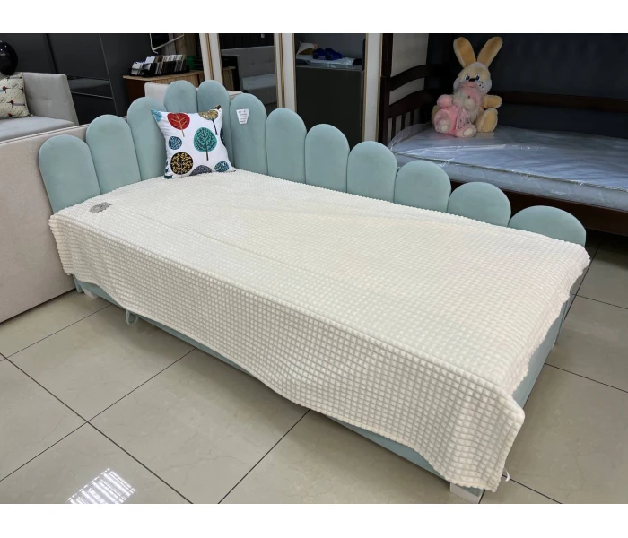 Дитяче ліжко-диван з фігурною спинкою