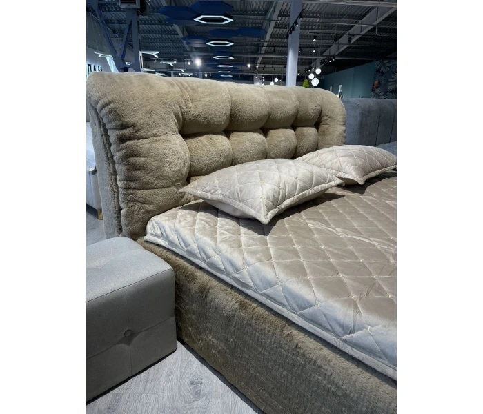 Двуспальная кровать с объёмным изголовьем и пушистой обивкой