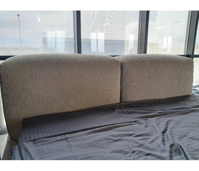 Уютная кровать с плавными очертаниями