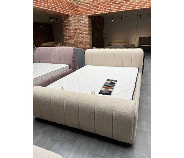 Дизайнерская кровать-облако с кремовой обивкой
