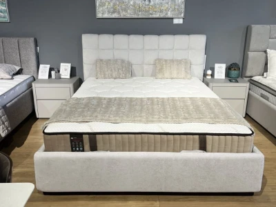 Двоспальне ліжко з лаконічним дизайном