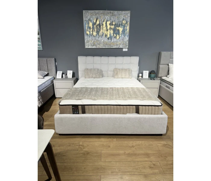 Двоспальне ліжко з лаконічним дизайном