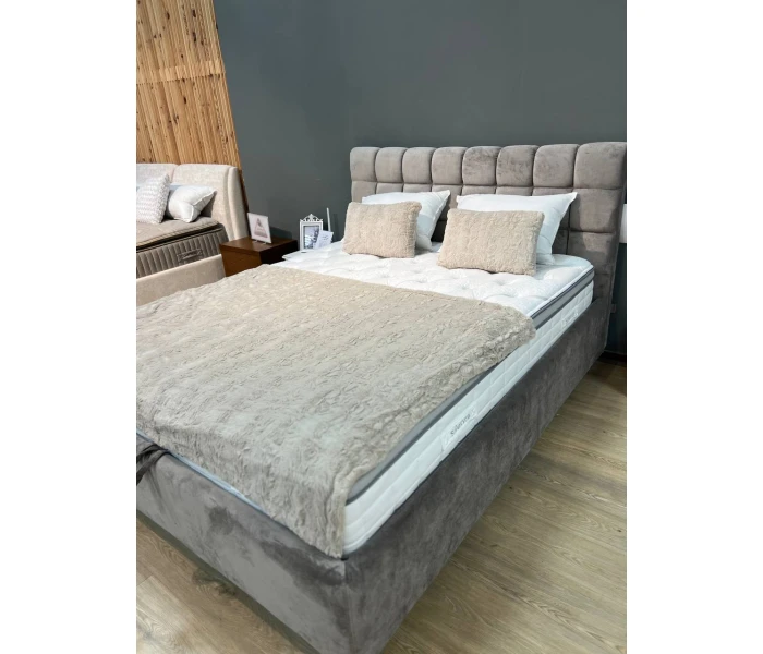 Сіро-коричневе ліжко з геометричним узголів'ям з блоків