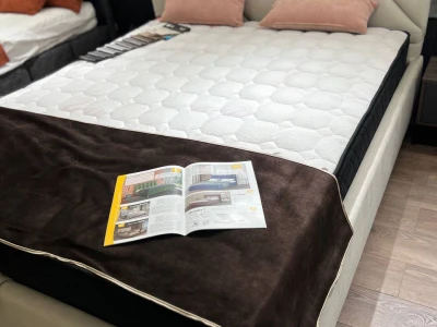 Світло-бежеве м'яке ліжко в оббивці з велюру з діагональним візерунком спинки