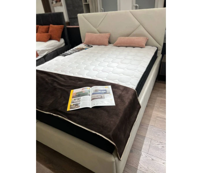 Світло-бежеве м'яке ліжко в оббивці з велюру з діагональним візерунком спинки