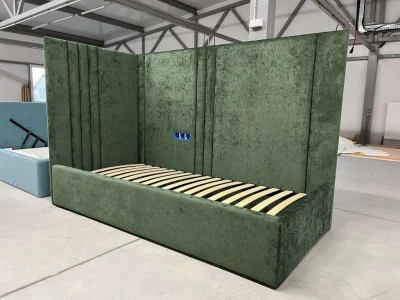 Ліжко з ефектним високим узголів'ям