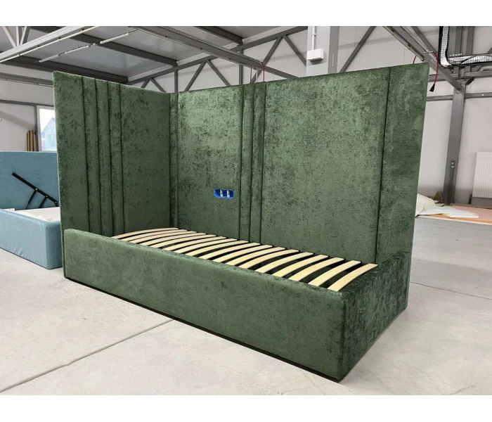 Ліжко з ефектним високим узголів'ям