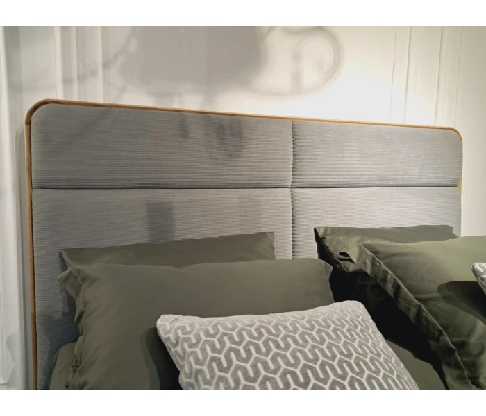 Кровать в скандинавском стиле с высоким изголовьем