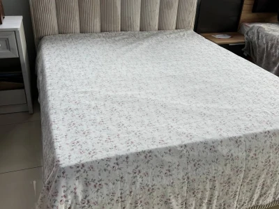 М'яке ліжко з високою спинкою в широку вертикальну смужку