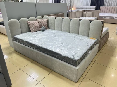 Світле ліжко з узголів'ям-гребінь