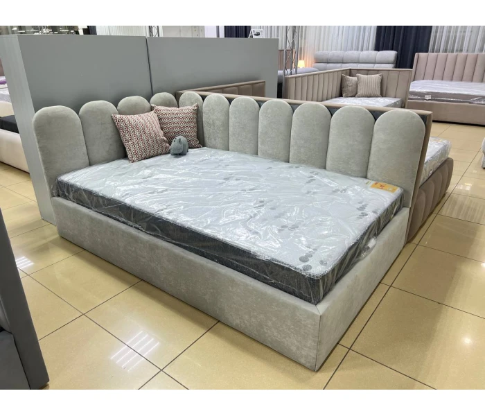 Світле ліжко з узголів'ям-гребінь