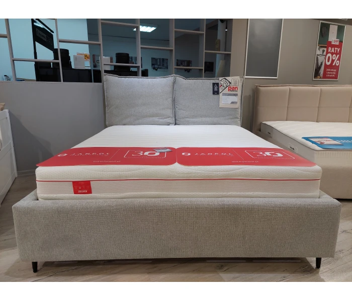 Двоспальне ліжко з м'яким узголів'ям у формі подушок