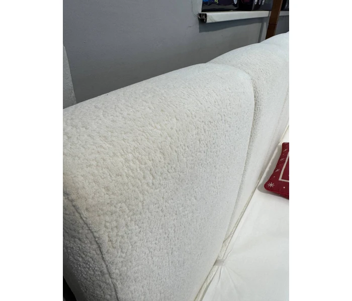 М'яке ліжко з об'ємною оббивкою розділене на вертикальні секції