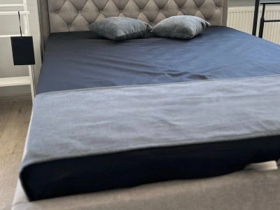 Інтер’єрне ліжко з фігурним узголів’ям та каретною стяжкою