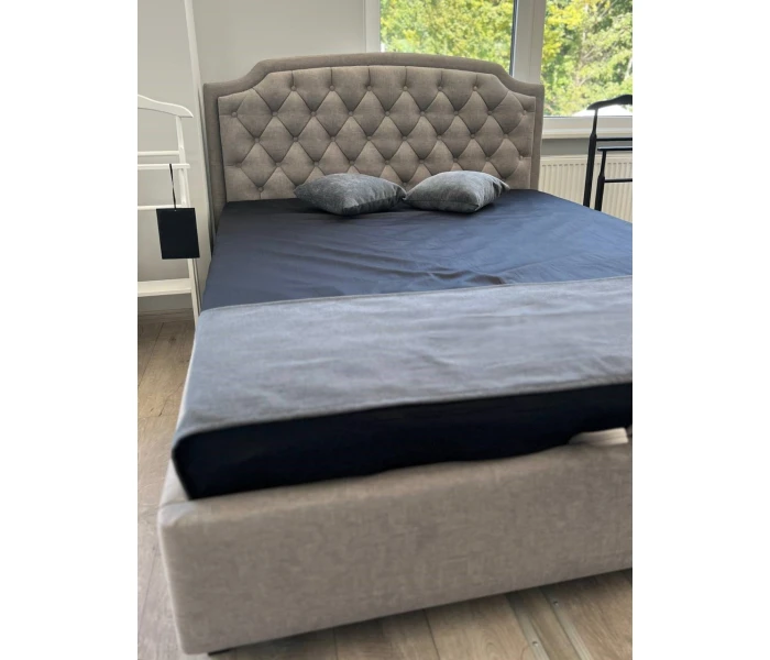 Интерьерная кровать с фигурным изголовьем и каретной стяжкой