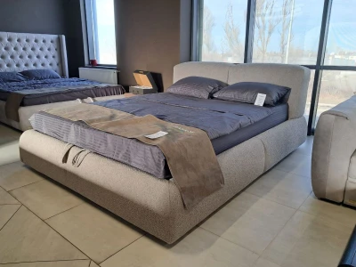 Затишне ліжко з плавними обрисами