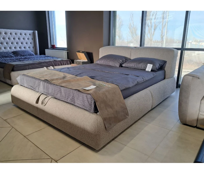 Уютная кровать с плавными очертаниями