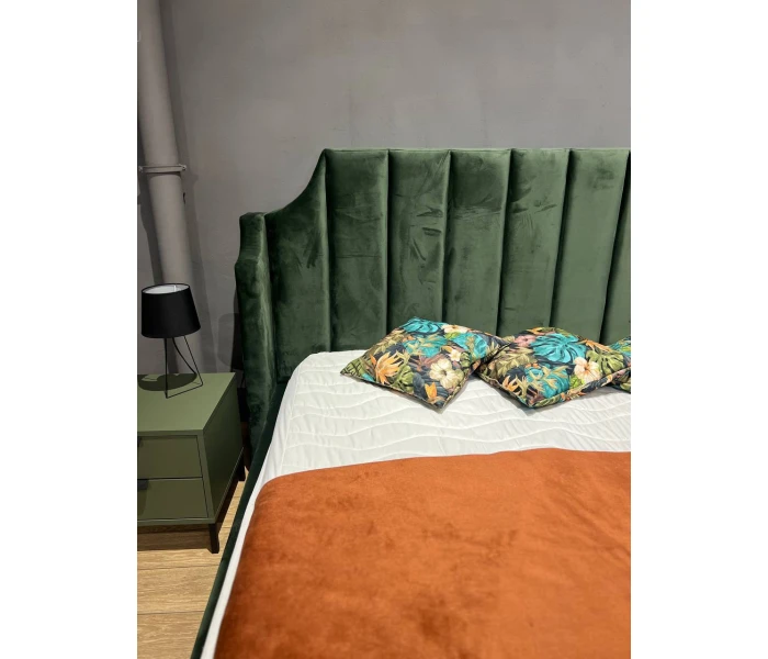 Ліжко двоспальне м'яке з вертикальною прошивкою та високим фігурним узголів'ям