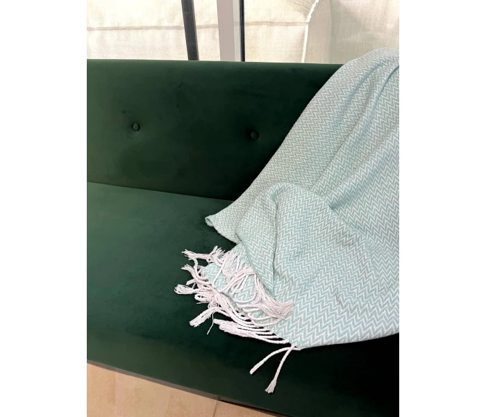 Прямий зелений диван на дерев'яних ніжках