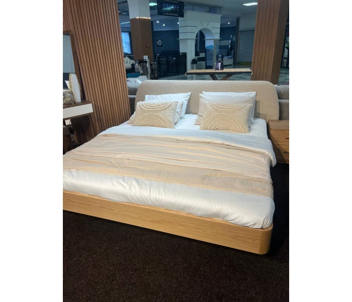 Двоспальне ліжко з дерев'яним коробом та напівкруглим м’яким узголів’ям