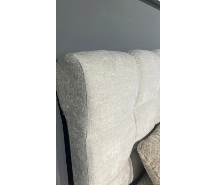 Двоспальне ліжко з лаконічним дизайном