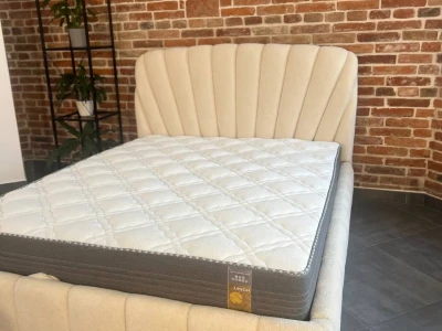 Ліжко м'яке велюрове кремове з фігурним радіальним узголів'ям