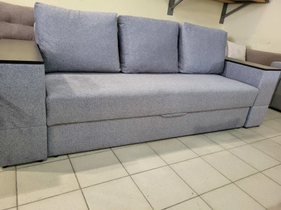 Сірий диван із підлокітниками «під дерево»