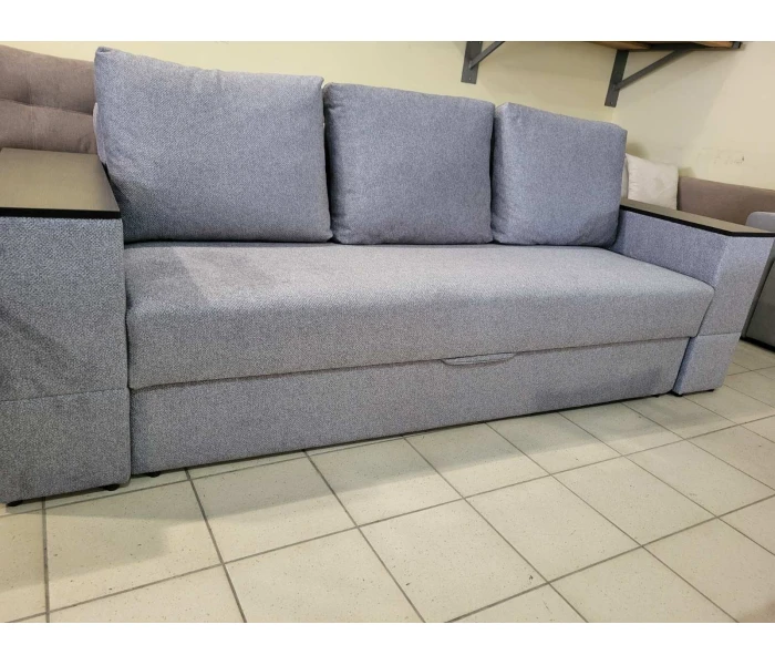 Серый диван с подлокотниками "под дерево"