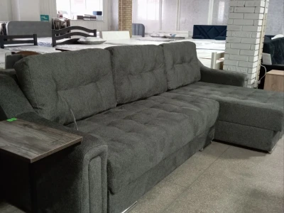 Сірий кутовий диван-трансформер на хромованих ніжках