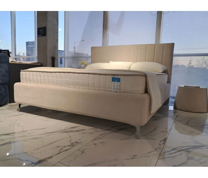 Елегантне ліжко на металевих ніжках