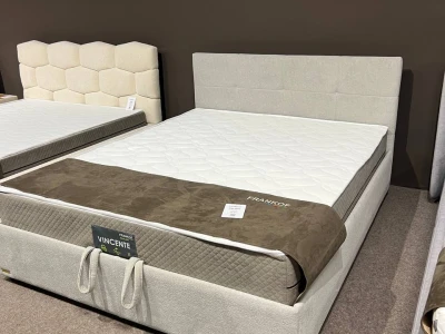 Двуспальная кровать с горизонтальной прошивкой