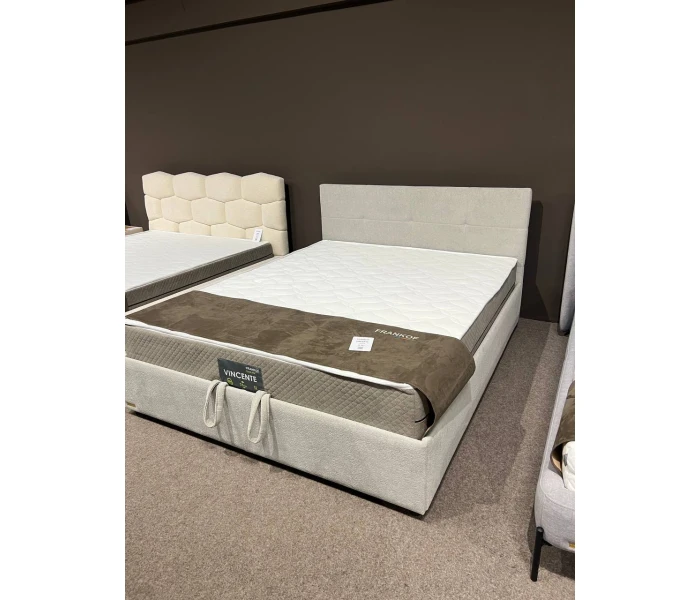 Двуспальная кровать с горизонтальной прошивкой