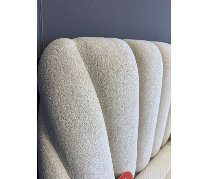 Ліжко-мушля світлого кольору з вертикальною прострочкою на узголів'ї