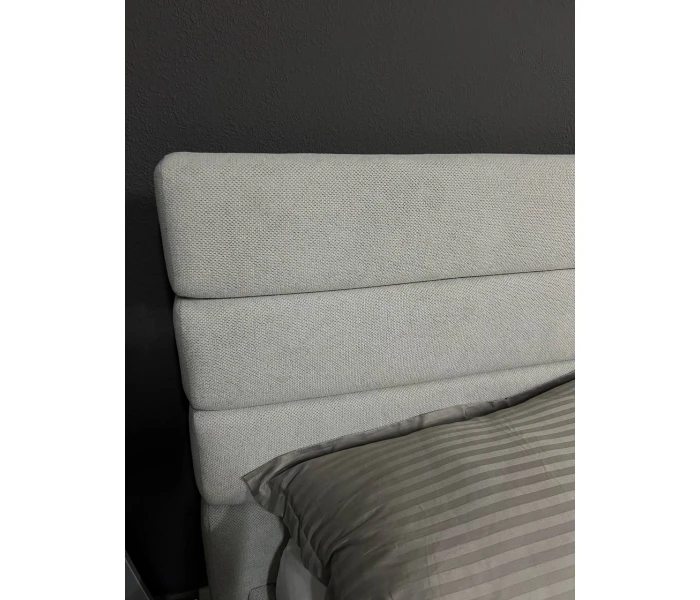 Сучасне двоспальне ліжко з високою спинкою з горизонтальною стяжкою