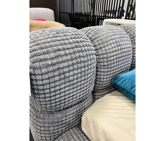 Фактурне м'яке ліжко з ефектом об'ємних сегментів та масивною основою