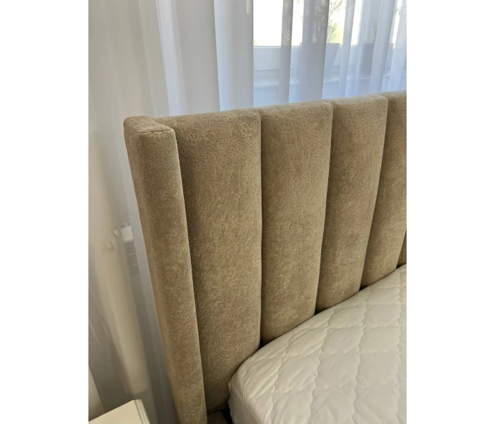 Широке ліжко з м'яким корпусом, узголів'я з вертикальними смугами