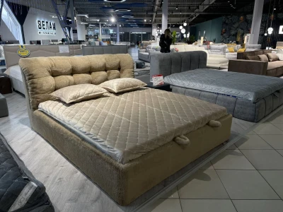 Двуспальная кровать с объёмным изголовьем и пушистой обивкой