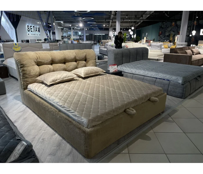 Двуспальная кровать с объёмным изголовьем и пушистой обивкой