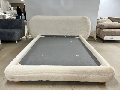 Двуспальная кровать с объёмной плюшевой обивкой