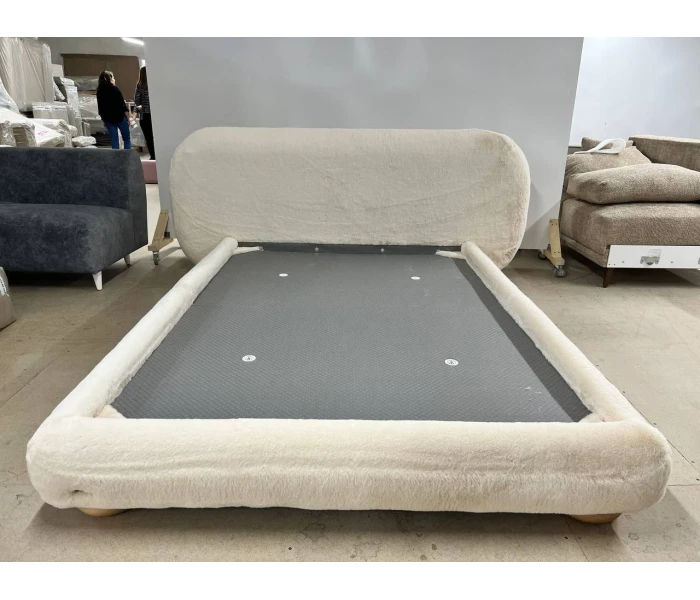 Двуспальная кровать с объёмной плюшевой обивкой