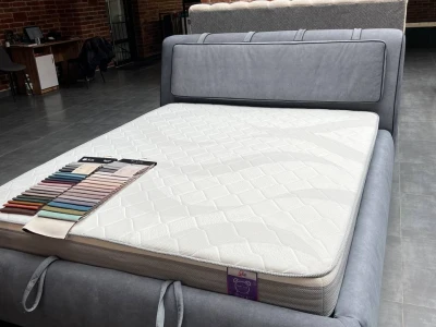 Двоспальне ліжко з низьким вигнутим узголів'ям-подушкою