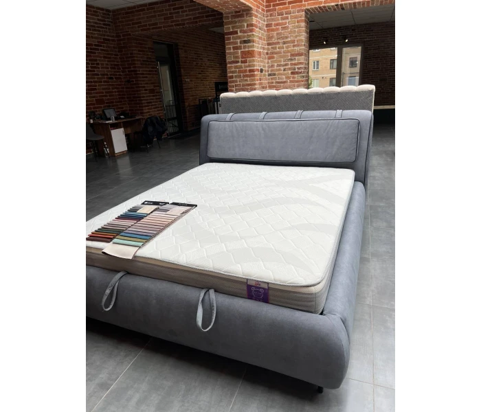 Двоспальне ліжко з низьким вигнутим узголів'ям-подушкою