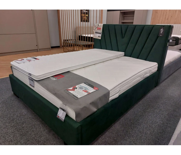 Кровать с декоративным изголовьем