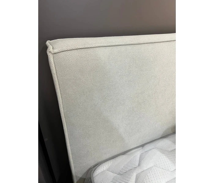 Світло-бежеве ліжко з прямим м'яким узголів'ям