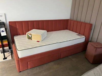 Ліжко кутове дитяче з високими м'якими спинками з вертикальною прошивкою